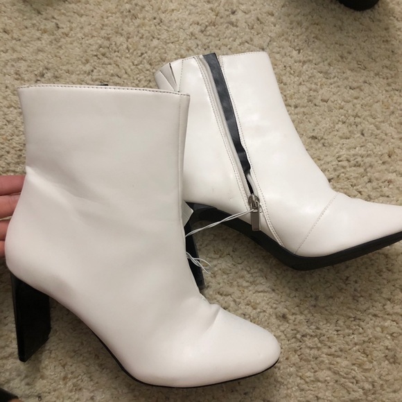 Women’s White bootie - Picture 2 of 3